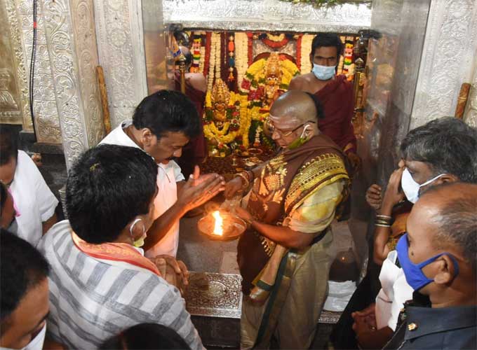 కార్యక్రమంలో మంత్రి తలసాని శ్రీనివాస్‌ యాదవ్‌ పాల్గొని అమ్మవారిని దర్శించుకున్నారు