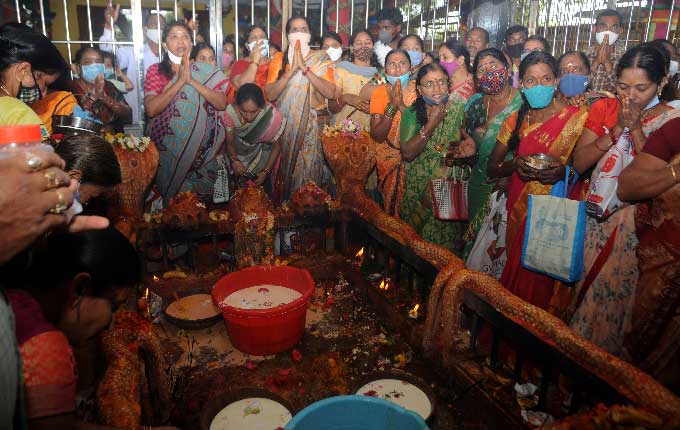 వరంగల్‌: ఉర్సు నాగమయ్య ఆలయంలో మహిళల పూజలు