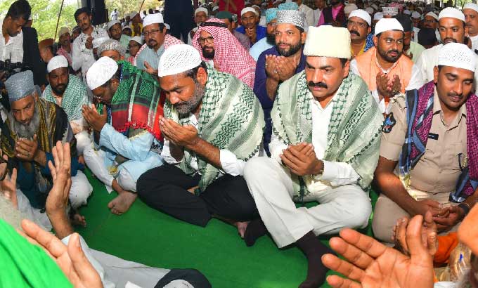 నెల్లూరు : సామూహిక ప్రార్థనల్లో పాల్గొన్న మంత్రి కాకాణి గోవర్ధన్రెడ్డి, ఎమ్మెల్యే కోటంరెడ్డి శ్రీధర్రెడ్డి, మాజీ మేయర్ అజీజ్