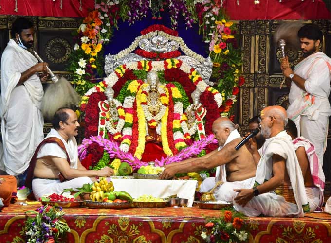 విజయవాడ ఇంద్రకీలాద్రిపై వెలసిన శ్రీ దుర్గామల్లేశ్వరస్వామి ఆలయంలో గంగా పార్వతీ సమేత మల్లేశ్వరస్వామి వార్ల కల్యాణ మహోత్సవం
