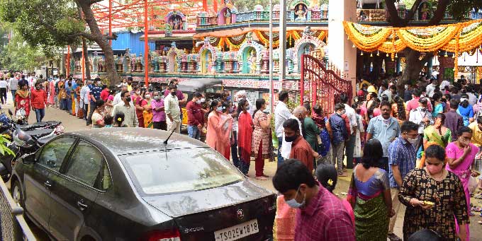 హైదరాబాద్‌: వివేకానందనగర్‌ వేంకటేశ్వరస్వామి ఆలయంలో భక్తుల సందడి