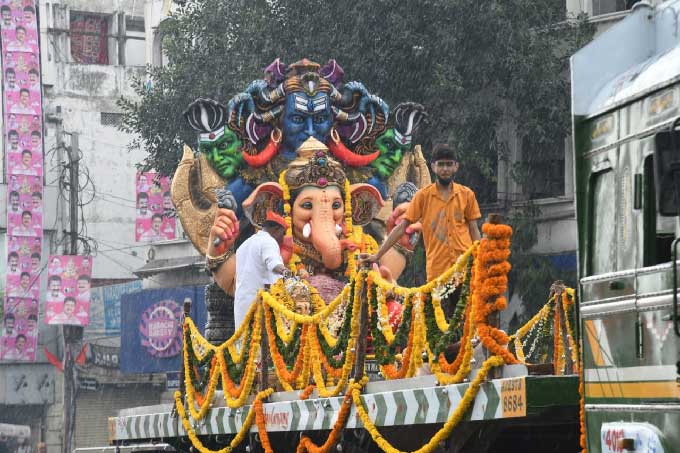 హైదరాబాద్‌: ఎంజే మార్కెట్‌ వద్ద శోభాయాత్ర దృశ్యాలు
