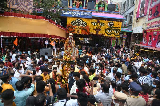  సికింద్రాబాద్‌: ఉజ్జయిని మహాకాళి ఉత్సవాల్లో భాగంగా అమ్మవారి ఘటాన్ని ఊరేగిస్తున్న నిర్వాహకులు