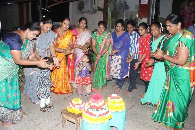 హైదరాబాద్‌: బాగ్‌లింగంపల్లిలో బతుకమ్మ ఆడుతున్న మహిళలు