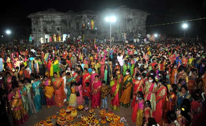 వరంగల్‌: వేయి స్తంభాల ఆలయం వద్ద బతుకమ్మ వేడుకలు