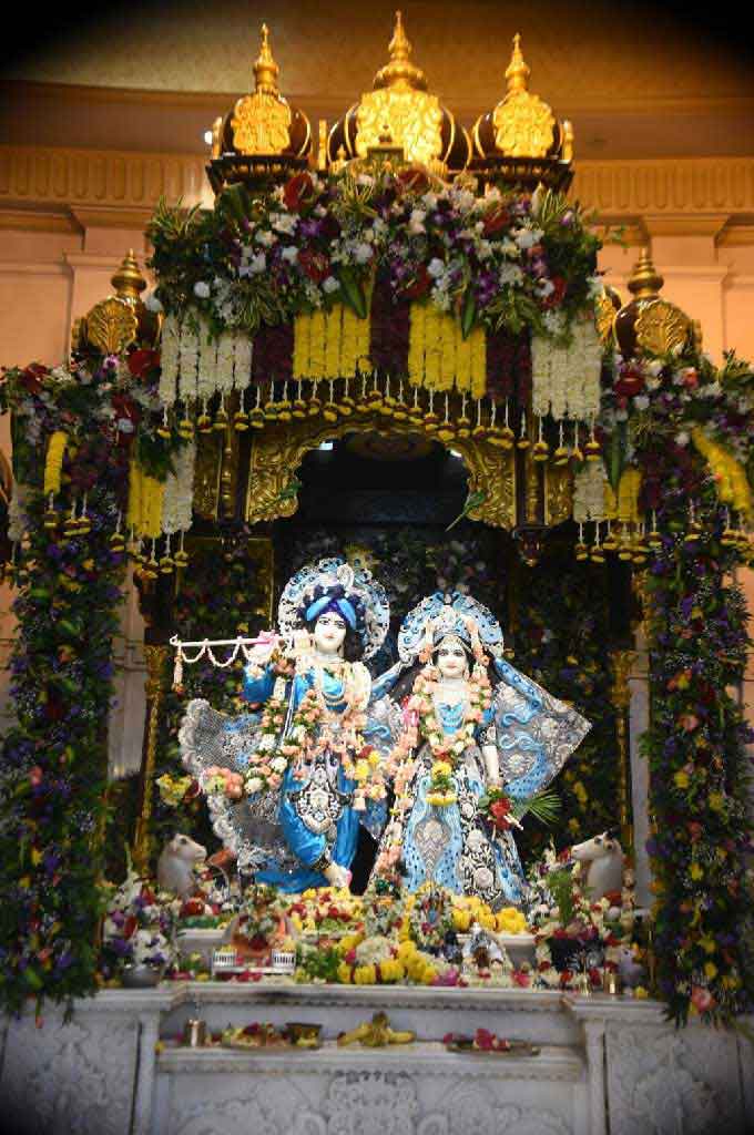 హైదరాబాద్‌: అబిడ్స్ ఇస్కాన్ దేవాలయంలో కొలువైన రాధాకృష్ణులు