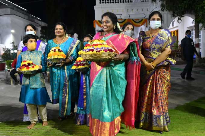 హైదరాబాద్‌: రాజ్‌భవన్‌లో బతుకమ్మ సంబరాలు