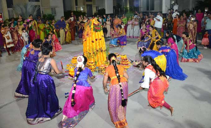 హైదరాబాద్‌: కుత్బుల్లాపూర్‌లో బతుకమ్మ సంబరాలు