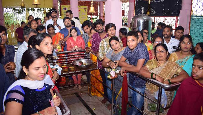 హైదరాబాద్‌: జగద్గిరిగుట్ట దేవాలయంలో భక్తుల పూజలు