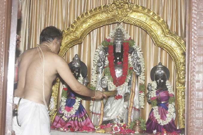 హైదరాబాద్‌: అంబర్‌పేట వేంకటేశ్వర ఆలయంలో పూజలు