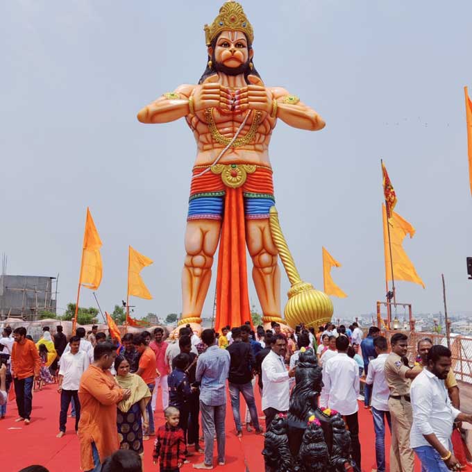 హైదరాబాద్‌: దూల్‌పేటలోని హనుమాన్ విగ్రహం వద్ద పూజలు చేస్తున్న భక్తులు