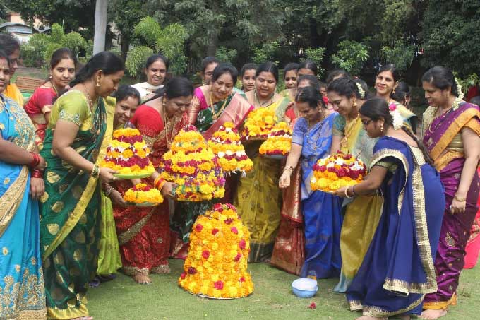 హైదరాబాద్‌: నారాయణగూడలోని జాహ్నవి విద్యా సంస్థల ఆధ్వర్యంలో నిర్వహించిన బతుకమ్మ సంబరాలు