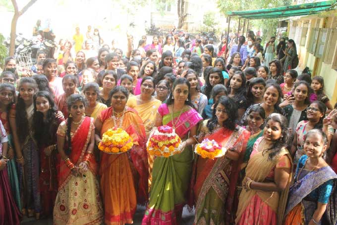 హైదరాబాద్‌: ఓయూ క్యాంపస్‌లోని ఆంధ్ర మహిళా సభ కళాశాలలో బతుకమ్మ సంబరాలు