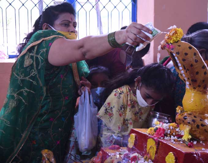హైదరాబాద్‌: ఎంజీబీఎస్‌లోని రేణుక ఎల్లమ్మ ఆలయంలో పుట్టకు పాలు పోస్తున్న భక్తులు