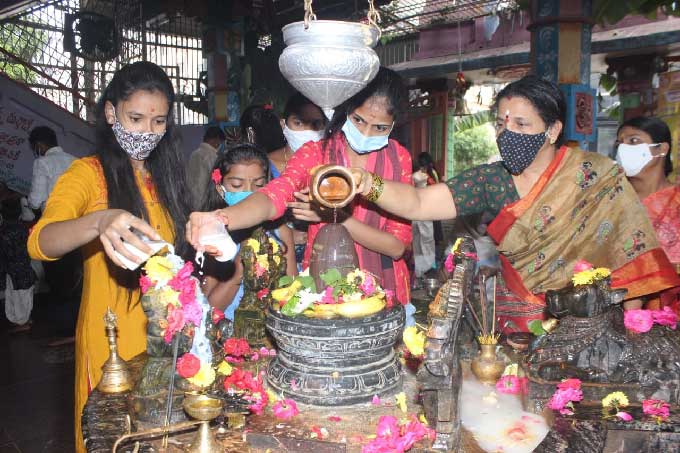 హైదరాబాద్‌: నాగుల పంచమి సందర్భంగా పూజల్లో పాల్గొన్న మహిళలు