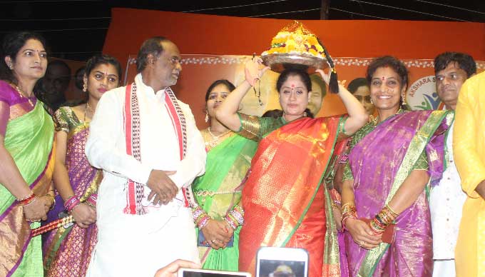 హైదరాబాద్‌: బతుకమ్మ వేడుకల్లో పాల్గొన్న భాజపా నేత విజయశాంతి