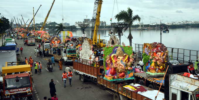 హైదరాబాద్‌: ట్యాంక్‌బండ్‌పై గణేశ్‌ నిమజ్జనాలు