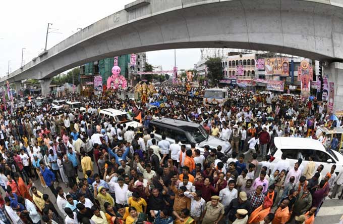 హైదరాబాద్‌: మొజంజాహీ మార్కెట్‌ పరిసరాల్లో సాగుతున్న గణనాథుల శోభాయాత్ర