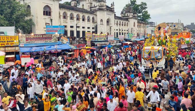  హైదరాబాద్‌: చార్మినార్‌ పరిసర ప్రాంతాల్లో వినాయకుడి శోభాయాత్ర