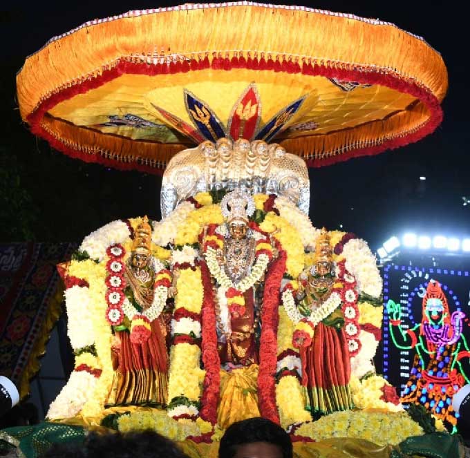 విజయవాడ: దుర్గమ్మ ఆలయంలో స్వామి, అమ్మవార్ల నగరోత్సవం