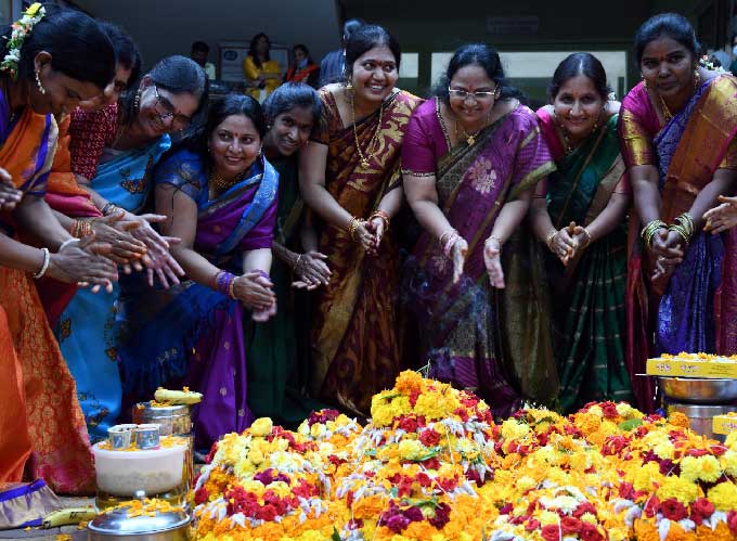 హైదరాబాద్‌: అబిడ్స్‌లో బతుకమ్మ వేడుకలు