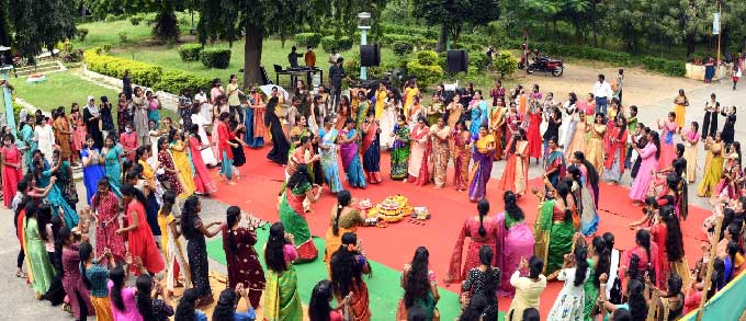 హైదరాబాద్‌: కోఠి మహిళా కళాశాలలో బతుకమ్మ సంబరాలు
