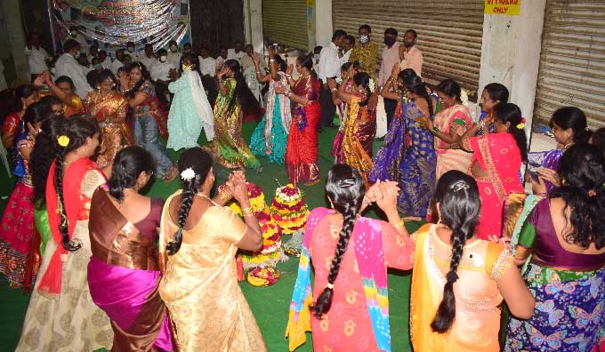 హైదరాబాద్‌: కూకట్‌పల్లిలో బతుకమ్మ వేడుకలు