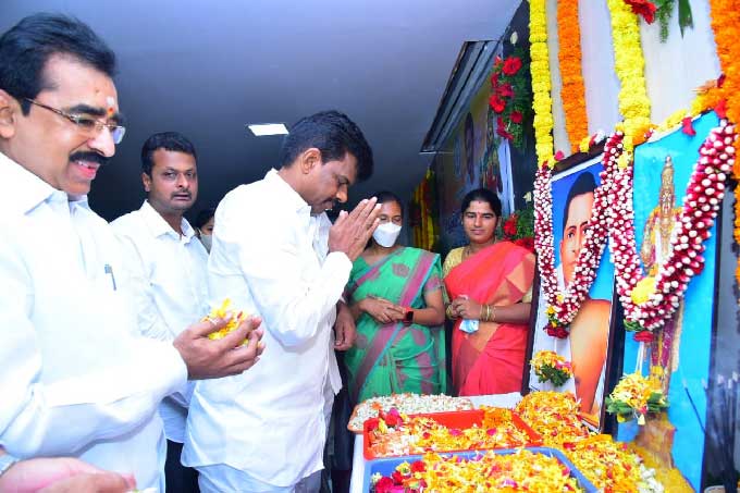 అనంతపురం: కలెక్టరేట్లోని రెవెన్యూ భవనంలో పొట్టి శ్రీరాములు చిత్రపటానికి నివాళి అర్పిస్తున్న అధికారులు, నాయకులు