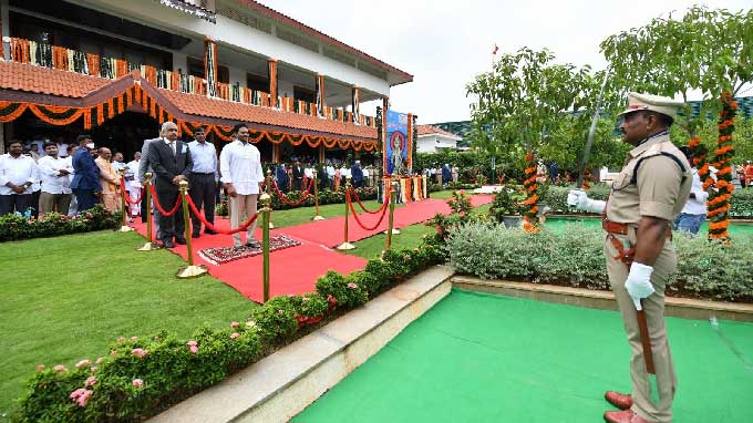 పోలీసుల నుంచి గౌరవ వందనం స్వీకరిస్తున్న ముఖ్యమంత్రి