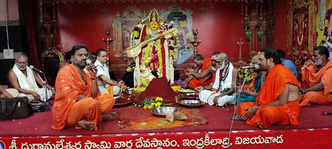 ఇంద్రకీలాద్రిపై దసరా ఉత్సవాలు వైభవంగా సాగుతున్నాయి. ఉత్సవాల్లో భాగంగా నేడు సరస్వతీదేవి అలంకారంలో కనకదుర్గమ్మ దర్శనమిచ్చారు. భక్తులు భారీగా తరలిరావడంతో వేకువజాము నుంచే క్యూలైన్లు నిండిపోయాయి.