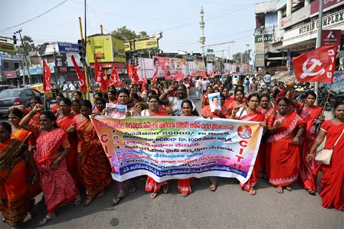 Anganwadi Workers protest ఏపల అగనవడల ఉదయమ ఉదధత