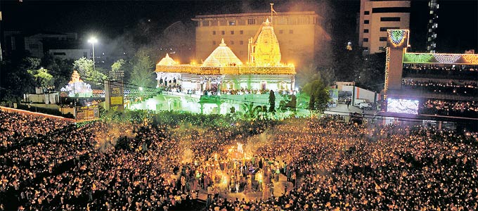గుజరాత్‌లోని సూరత్‌ ఉమియాధామ్‌ ఆలయం వద్ద సోమవారం రాత్రి ‘మహా ఆర్తి’లో పాల్గొన్న భక్తులు