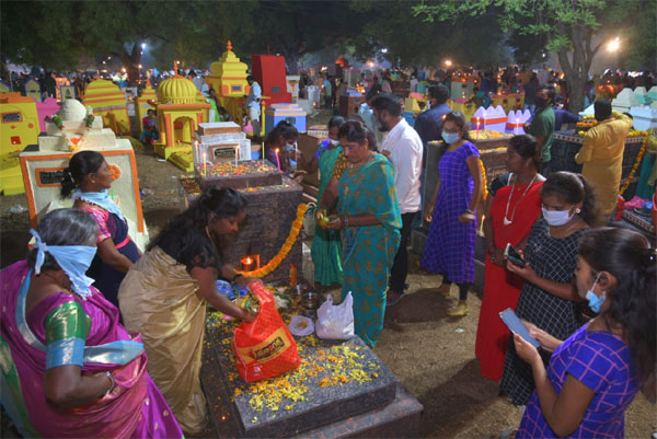 కరీంనగర్‌: సమాధులను అలంకరించి పూజలు చేస్తున్న కుటుంబ సభ్యులు 