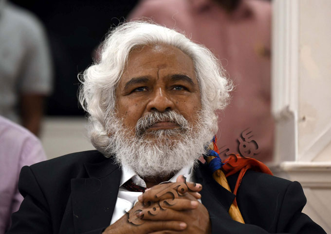 కోటు ధరించి.. సరి కొత్తగా మారి..