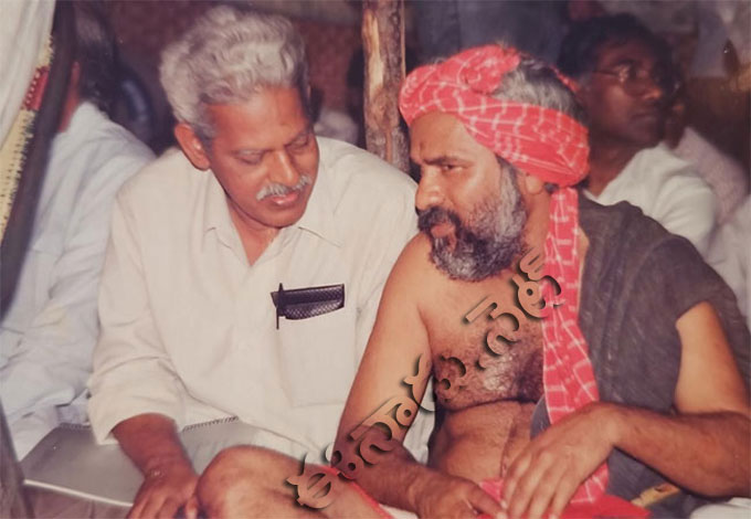 విరసం నేత వరవరరావుతో విప్లవ చర్చలు చేస్తూ..