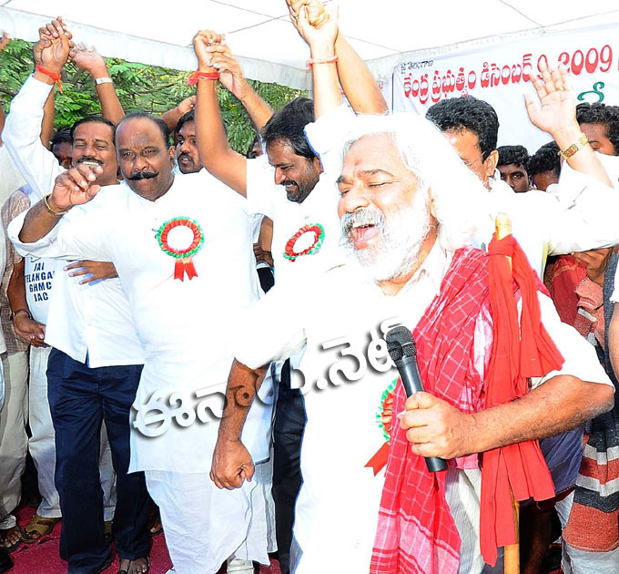 నాయిని నర్సింహారెడ్డి, శ్రీనివాస్‌ గౌడ్‌లతో కలిసి చిందేస్తూ..