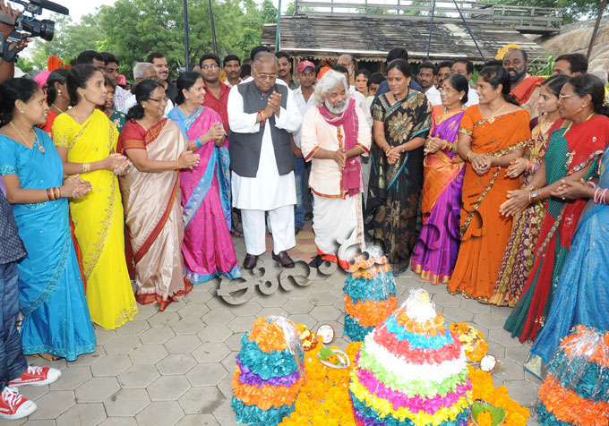 కాంగ్రెస్‌ సీనియర్‌ నేత వీహెచ్‌, మహిళలతో కలిసి బతుకమ్మ ఆడుతూ..