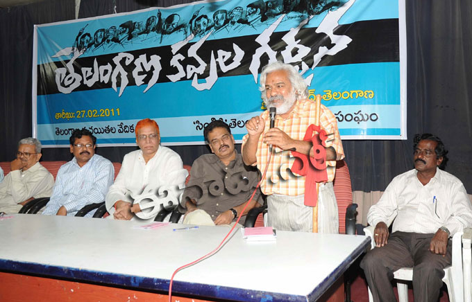 తెలంగాణ కవుల గర్జనలో ప్రసంగిస్తున్న గద్దర్‌