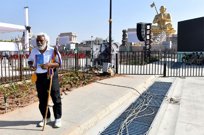 ముచ్చింతల్‌లోని సమతాస్ఫూర్తి కేంద్రాన్ని సందర్శించిన సమయంలో..
