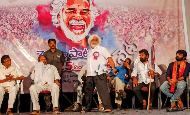 నటుడు ఆర్‌. నారాయణమూర్తితో వేదికను పంచుకుంటూ..