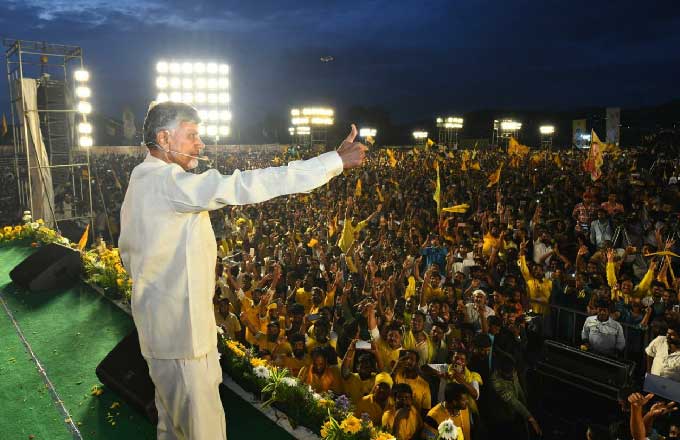 ప్రసంగిస్తున్న చంద్రబాబు