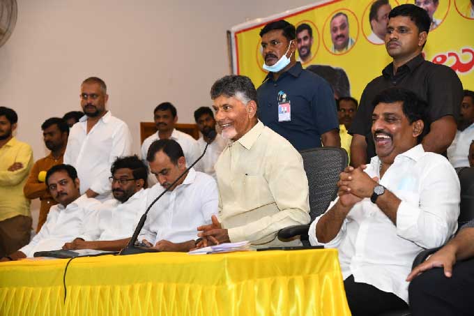 రాయలసీమ జిల్లాల పర్యటనలో భాగంగా తెదేపా అధినేత చంద్రబాబు రెండో రోజు పీలేరు నియోజకవర్గంలో పార్టీ సమీక్షా సమావేశం నిర్వహించారు. ముఖ్యనేతలు, కార్యకర్తలు ఈ కార్యక్రమానికి భారీగా తరలివచ్చారు.