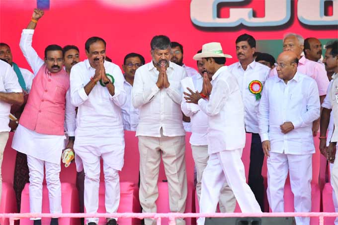 వేదికపై ఉన్న నేతలకు అభివాదం చేస్తూ..