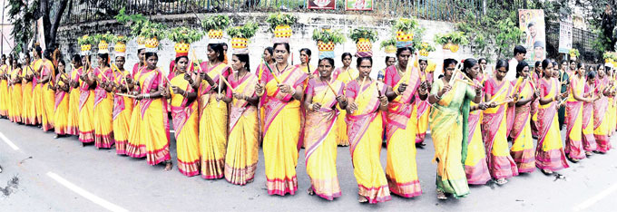 హైదరాబాద్‌: ఎల్బీస్టేడియం వద్ద బోనాలతో మహిళల సాంస్కృతిక ప్రదర్శన.