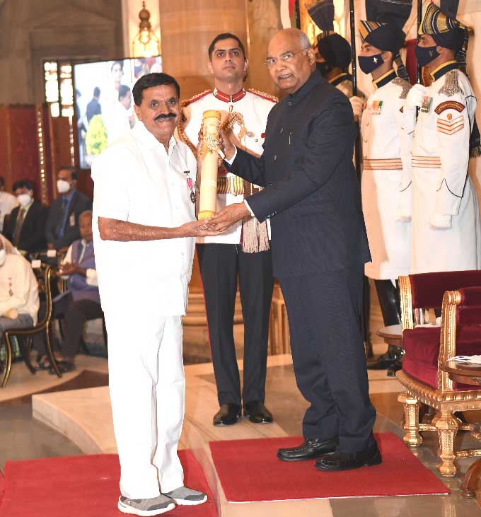 పద్మశ్రీ పురస్కారాన్ని స్వీకరిస్తున్న చింతల వెంకట్రెడ్డి (వ్యవసాయం-తెలంగాణ)