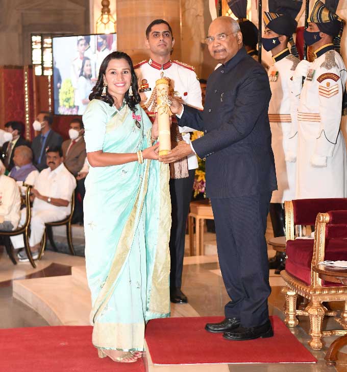 పద్మశ్రీ పురస్కారాన్ని స్వీకరిస్తున్న హాకీ మహిళా జట్టు కెప్టెన్ రాణి రాంపాల్
