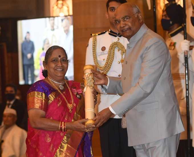 పద్మ శ్రీ పురస్కారం అందుకుంటున్న దండమూడి సుమతి(కళలు-ఏపీ)