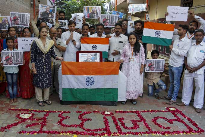 అహ్మదాబాద్‌లో జాతీయ జెండాను ప్రదర్శిస్తూ బిపిన్‌ రావత్‌కు నివాళులర్పిస్తున్న ప్రజలు