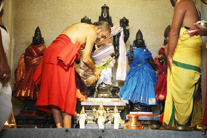 దివ్యక్షేత్రాల్లోని ఆలయాల్లో పూజలు చేస్తున్న చినజీయర్‌ స్వామి 