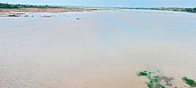 మహబూబ్‌నగర్‌: అలంపూర్‌ సమీపంలోని తుంగభద్ర నదికి ఎగువ నుంచి వరద నీరు వస్తోంది. జోగులాంబ ఆలయాల దర్శనానికి వచ్చే భక్తులు నది నీటిని తిలకిస్తూ ఆహ్లాదంగా గడుపుతున్నారు.
